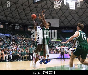 Honolulu, Hawaï, États-Unis. 24 décembre 2023. L'attaquant de TCU Emanuel Miller (2) tire le ballon lors du match de basket-ball Diamond Head Classic de Hawaiian Airlines entre les TCU Horned Frogs et les Hawaii Rainbow Warriors au Sofi Arena du Stan Sheriff Center à Honolulu, Hawaï. Glenn Yoza/CSM/Alamy Live News Banque D'Images