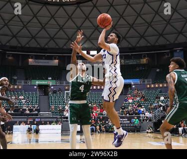 Honolulu, Hawaï, États-Unis. 24 décembre 2023. Trepan Tennyson (11), garde de TCU, tire le ballon lors du match de basket-ball Diamond Head Classic de Hawaiian Airlines entre les TCU Horned Frogs et les Hawaii Rainbow Warriors au Sofi Arena du Stan Sheriff Center à Honolulu, Hawaï. Glenn Yoza/CSM/Alamy Live News Banque D'Images