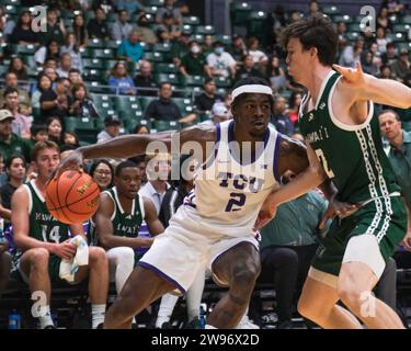 Honolulu, Hawaï, États-Unis. 24 décembre 2023. L'attaquant de TCU Emanuel Miller (2) se dirige vers le panier lors du match de basket-ball Diamond Head Classic de Hawaiian Airlines entre les TCU Horned Frogs et les Hawaii Rainbow Warriors au Sofi Arena du Stan Sheriff Center à Honolulu, Hawaii. Glenn Yoza/CSM/Alamy Live News Banque D'Images