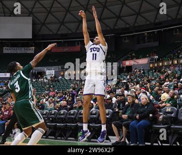 Honolulu, Hawaï, États-Unis. 24 décembre 2023. Trepan Tennyson (11), garde de TCU, tire le ballon lors du match de basket-ball Diamond Head Classic de Hawaiian Airlines entre les TCU Horned Frogs et les Hawaii Rainbow Warriors au Sofi Arena du Stan Sheriff Center à Honolulu, Hawaï. Glenn Yoza/CSM/Alamy Live News Banque D'Images