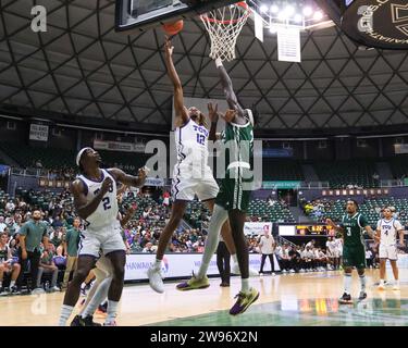 Honolulu, Hawaï, États-Unis. 24 décembre 2023. Xavier Cork (12 ans) tire le ballon lors du match de basket-ball Diamond Head Classic de Hawaiian Airlines entre les TCU Horned Frogs et les Hawaii Rainbow Warriors au Sofi Arena du Stan Sheriff Center à Honolulu, Hawaii. Glenn Yoza/CSM/Alamy Live News Banque D'Images