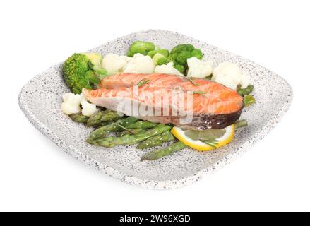 Assiette de savoureux saumon grillé, citron et légumes isolés sur blanc Banque D'Images