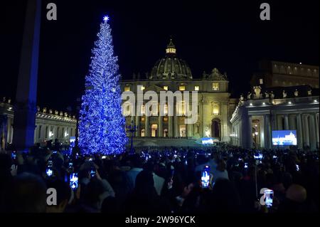 Cité du Vatican, Cité du Vatican. 09 décembre 2023. Les foules se rassemblent à St. La place Pierre alors que le pape François célèbre la messe de la Nativité du Seigneur pour Noël à Saint Basilique de Pierre le dimanche 24 décembre 2023 dans la Cité du Vatican, Vatican. Photo de Stefano Spaziani/UPI crédit : UPI/Alamy Live News Banque D'Images