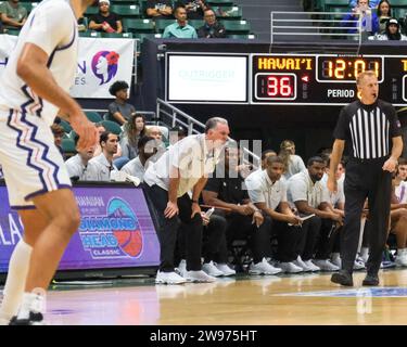 Honolulu, Hawaï, États-Unis. 24 décembre 2023. Jamie Dixon, entraîneur en chef de TCU, observe ses joueurs lors du match de basket-ball Diamond Head Classic de Hawaiian Airlines entre les TCU Horned Frogs et les Hawaii Rainbow Warriors au Sofi Arena du Stan Sheriff Center à Honolulu, Hawaï. Glenn Yoza/CSM/Alamy Live News Banque D'Images