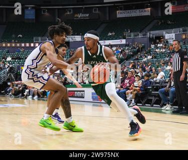 Honolulu, Hawaï, États-Unis. 24 décembre 2023. Noel Coleman (4 ans), le garde hawaïen, se dirige vers le panier lors du match de basket-ball Diamond Head Classic entre les TCU Horned Frogs et les Hawaii Rainbow Warriors au Sofi Arena du Stan Sheriff Center à Honolulu, Hawaii. Glenn Yoza/CSM/Alamy Live News Banque D'Images