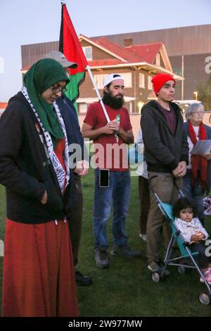 Les gens se sont rassemblés pour une veillée pacifique aux chandelles avec des chants et des prières pour appeler à un cessez-le-feu permanent à la guerre Israël-Hamas la veille de Noël à Hance Park à Phoenix, Arizona, le 24 décembre 2023. Le rassemblement visait à pleurer tous ceux qui sont morts dans le conflit israélo-Hamas, et à prier pour la paix, la guérison et la réconciliation également pour les juifs, musulmans et chrétiens de la région (photo par : Alexandra Buxbaum/Sipa USA) crédit : SIPA USA/Alamy Live News Banque D'Images