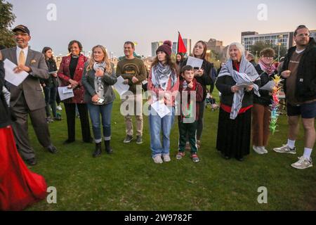 Les gens se sont rassemblés pour une veillée pacifique aux chandelles avec des chants et des prières pour appeler à un cessez-le-feu permanent à la guerre Israël-Hamas la veille de Noël à Hance Park à Phoenix, Arizona, le 24 décembre 2023. Le rassemblement visait à pleurer tous ceux qui sont morts dans le conflit israélo-Hamas, et à prier pour la paix, la guérison et la réconciliation également pour les juifs, musulmans et chrétiens de la région (photo par : Alexandra Buxbaum/Sipa USA) crédit : SIPA USA/Alamy Live News Banque D'Images