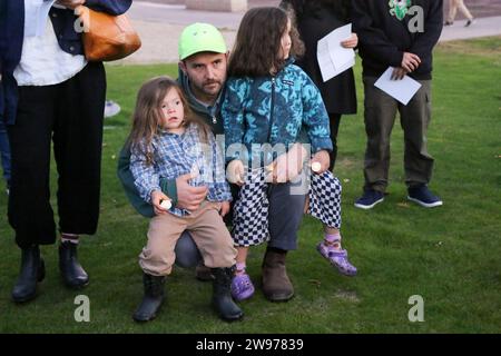 Les gens se sont rassemblés pour une veillée pacifique aux chandelles avec des chants et des prières pour appeler à un cessez-le-feu permanent à la guerre Israël-Hamas la veille de Noël à Hance Park à Phoenix, Arizona, le 24 décembre 2023. Le rassemblement visait à pleurer tous ceux qui sont morts dans le conflit israélo-Hamas, et à prier pour la paix, la guérison et la réconciliation également pour les juifs, musulmans et chrétiens de la région (photo par : Alexandra Buxbaum/Sipa USA) crédit : SIPA USA/Alamy Live News Banque D'Images