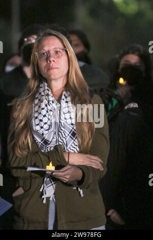 Les gens se sont rassemblés pour une veillée pacifique aux chandelles avec des chants et des prières pour appeler à un cessez-le-feu permanent à la guerre Israël-Hamas la veille de Noël à Hance Park à Phoenix, Arizona, le 24 décembre 2023. Le rassemblement visait à pleurer tous ceux qui sont morts dans le conflit israélo-Hamas, et à prier pour la paix, la guérison et la réconciliation également pour les juifs, musulmans et chrétiens de la région (photo par : Alexandra Buxbaum/Sipa USA) crédit : SIPA USA/Alamy Live News Banque D'Images