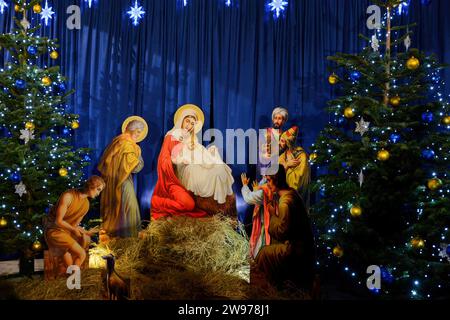 Kiev, Ukraine. 24 décembre 2023. Scène de la Nativité au St. Cathédrale de Michel à Golden-Domed à Kiev. Les Ukrainiens se préparent à célébrer Noël le 25 décembre pour la première fois, après que le gouvernement a changé la date du 7 janvier, date à laquelle la plupart des croyants orthodoxes célèbrent, dans un snob à la Russie. Crédit : SOPA Images Limited/Alamy Live News Banque D'Images