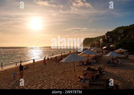 Une belle plage avec des vacanciers au coucher du soleil. La populaire plage de Melasti à Bali. Bali, Indonésie - 11.30.2022 Banque D'Images