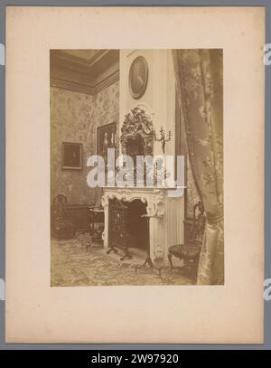 Intérieur avec cheminée et meubles, c. 1875 - dans ou avant 1885 carton photographique. support photographique impression albumen intérieur de la maison. foyer ouvert, cheminée. miroir. image, peinture. poitrine, buste. meuble d'assise Banque D'Images