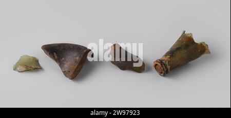 HALS avec bouchon d'une bouteille de vin et fragments de verre de l'épave de l'East Indians Hollandia, Anonyme, 1700 - en 1743 ou avant typologiquement non identifiable, base, fragm. Liège néerlandais (écorce) deuxième Banque D'Images