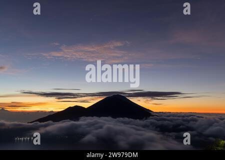 Lever de soleil sur le mont Agung vu du mont Batur, Bali, Indonésie Banque D'Images