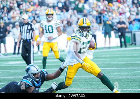 Charlotte, Caroline du Nord, États-Unis, 24 décembre 2023, Green Bay Packers, le coureur Patrick Taylor #27, fait une course au Bank of America Stadium. (Crédit photo : Marty Jean-Louis/Alamy Live News Banque D'Images