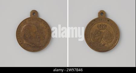 Mariage du roi Willem III et Emma van Waldeck Pyrmont 1879, Edouard Louis Geerts, médaille d'histoire 1879 médaille de Messing avec un oeil porteur, sur le devant les images conjuguées de la forêt de Willem III et Emma à droite avec un changement, sur le revers sous une couronne, les armoiries des pays-Bas et Waldeck-Pyrmont sur une branche de rose, avec un affichage. Laiton de la Haye (alliage) frappe (travail des métaux) Banque D'Images