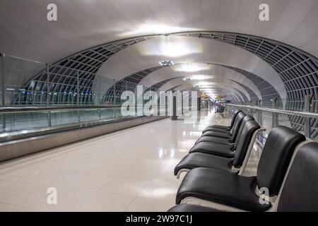 Samut Prakan, Thaïlande - 10 juillet 2022 : sièges vides dans la zone de départ de l'aéroport international Suvarnabhumi près de Bangkok Banque D'Images