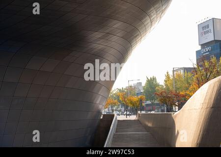 Séoul, Corée du Sud - 30 octobre 2023 : passerelle et revêtement de façade perforé de Dongdaemun Design Plaza ou DDP avec un beau feuillage d'automne. C'est de Banque D'Images