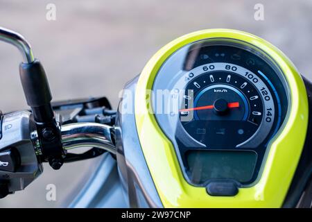 Une photo en gros plan du tableau de bord ou du panneau de la moto avec indicateur de vitesse a été prise en vue de dessus. Concept de conduite sûre Banque D'Images