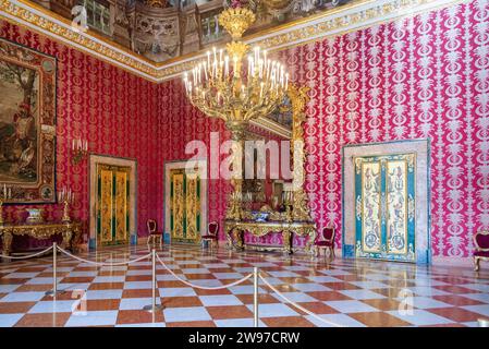 Palais royal de Naples, Italie, les magnifiques chambres à l'intérieur du palais qui a été construit à partir de 1600s. Naples, Italie Banque D'Images