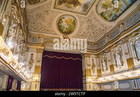 Palais royal de Naples, Italie, le magnifique quartier intérieur du palais qui a été construit à partir de 1600s. Naples, Italie Banque D'Images