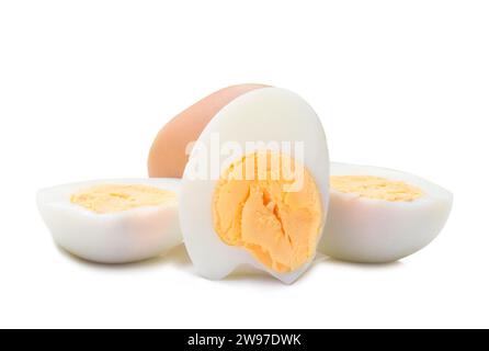 Gros plan de l'œuf de poule bouilli avec les moitiés pelées est isolé sur fond blanc avec chemin de détourage. Photo avec mise au point sélective Banque D'Images