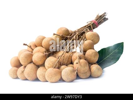 Bouquet de longans mûrs frais dans la pile avec la feuille est isolé sur fond blanc avec le chemin de découpage. Fruits thaïlandais ou asiatiques Banque D'Images