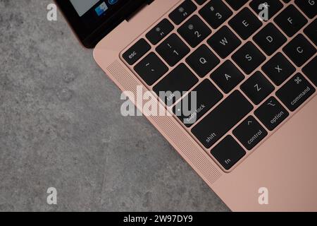 HCMC, VN - décembre 2023. Ordinateur portable Apple MacBook Air 2018 Banque D'Images