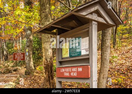 Panneau principal du sentier Len Foote Hike Inn à l'approche du sentier Appalachian depuis le parc d'État Amicalola Falls à Dawsonville, en Géorgie. (ÉTATS-UNIS) Banque D'Images