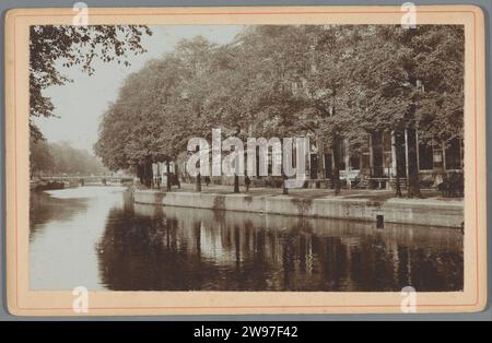 Vue du Keizersgracht à Amsterdam, Anonymous, frères Douwes, c. 1880 - c. 1900 photographie du cabinet Amsterdam support photographique. arbres en carton. Canaux, eaux (en ville) Keizersgracht Banque D'Images