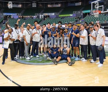 Honolulu, Hawaï, États-Unis. 24 décembre 2023. Nevada célèbre sa victoire après le match de basket-ball Hawaiian Airlines Diamond Head Classic Championship entre les Georgia Tech Yellow Jackets et Nevada Wolf Pack au Sofi Arena du Stan Sheriff Center à Honolulu, Hawaï. Glenn Yoza/CSM/Alamy Live News Banque D'Images