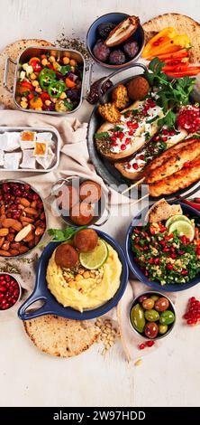Plats du Moyen-Orient ou arabes sur fond clair. Cuisine traditionnelle savoureuse. vue pview supérieure Banque D'Images