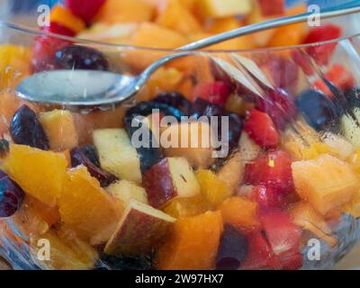 Salade de fruits frais dans un bol en verre avec une cuillère, pour le désert le jour de Noël, Australie Banque D'Images