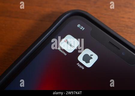 Logos Masimo et Apple visibles sur iPhone. En décembre, Apple a interrompu la vente de nouvelles montres Apple (Apple Watch 9, Apple Watch Ultra 2) après avoir perdu le litige de brevet Banque D'Images