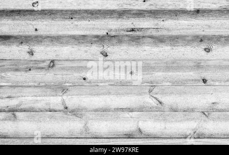 Mur en bois fait de bûches, texture photo de fond noir et blanc Banque D'Images