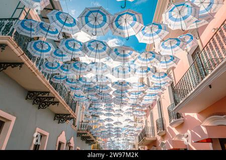 San Juan, Porto Rico - 22 novembre 2023 : parapluies blancs avec inscription mois national du diabète suspendus au-dessus de la célèbre rue du Vieux San Juan. Banque D'Images