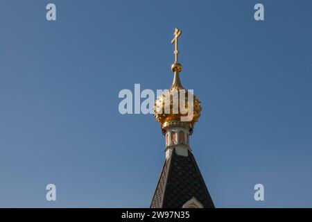 Dôme doré d'une église orthodoxe avec une croix contre le ciel. Banque D'Images