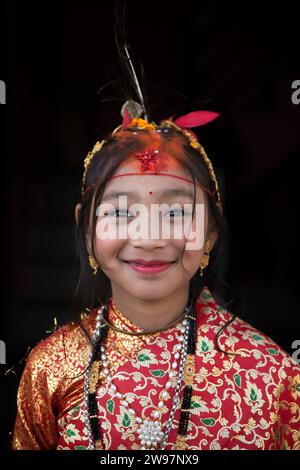 Bhaktapur, Bagmati, Népal. 25 décembre 2023. Portrait d'une fille lors de la cérémonie Gufa à Bhaktapur lundi. Dans cette cérémonie, les filles de la communauté Newar âgées de 12-14 ans sont mariées à Dieu Soleil avant sa première mensuration. La fille qui porte le rituel doit résider pendant 12 jours en évitant le Soleil et les hommes de la famille. Après l'achèvement du processus, le 12e jour, la fille est sortie de la pièce et invitée à regarder le soleil. (Image de crédit : © Amit Machamasi/ZUMA Press Wire) USAGE ÉDITORIAL SEULEMENT! Non destiné à UN USAGE commercial ! Banque D'Images