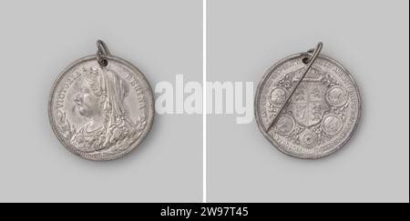 Soixante ans anniversaire de la reine Victoria d'Angleterre 1897 ,, 1897 médaille d'histoire Médaille étain avec trou et porteur primitif, sur le devant le buste de Victoria à gauche sur Lauwertaks, avec un changement, sur le revers les armoiries anglaises couronnées pourquoi cinq rubans -médaillons connectés, avec rubans. étain (métal). ferrures (travail des métaux) Banque D'Images