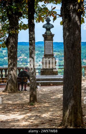 Esplanade de Domme avec buste à Jacques de Maleville, Domme, Périgord, France. Banque D'Images