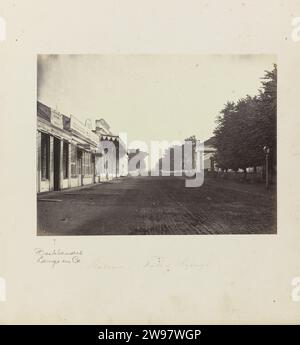 Batavia - Toko's Rijswijk, Woodbury & page, 1863 - 1866 photographie rue commerçante à Rijswijk à Batavia, à gauche la librairie Lange & Co., à droite Société de harmonie. Partie de l'album photo rouge avec des photos de Java, de la possession du pharmacien pic-bois, qui est retourné aux pays-Bas de Batavia en 1865. Batavia support photographique albumen imprimerie, magasin. rue Batavia. Rijswijk. Society de harmonie Banque D'Images
