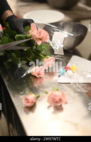 glaçage glacé frais égouttant gâteau d'anniversaire rose vanille décoration macaron sur le dessus avec signe doré Banque D'Images