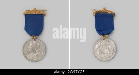 Soixante ans anniversaire de la reine Victoria d'Angleterre 1897 ,, 1897 médaille d'histoire Médaille étain avec trou et anneau de transport sur ruban bleu avec épingle décorative en laiton, sur le devant le buste de Victoria à gauche sur les branches de Laurier, avec un changement, au revers, les armoiries anglaises couronnées pourquoi cinq avec des rubans -médaillons connectés, avec un changement. étain (métal). matières textiles. laiton (alliage) frappe (travail des métaux) Banque D'Images