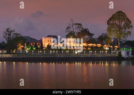 Le bâtiment ASTANAb situé à Kuching Waterfront au coucher du soleil. Banque D'Images