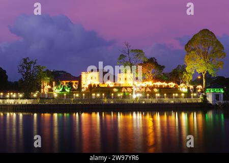 Le bâtiment ASTANAb situé à Kuching Waterfront au coucher du soleil. Banque D'Images