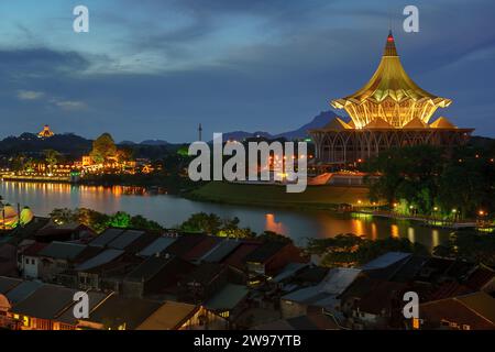 Le bâtiment ASTANAb situé à Kuching Waterfront au coucher du soleil. Banque D'Images