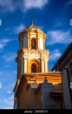 Photo verticale du clocher de l'église notre-Dame du Rosaire de Bullas, région de Murcie Banque D'Images