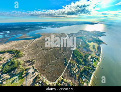 Une vue aérienne de Princess Anne, Maryland avec des marais et des voies navigables Banque D'Images