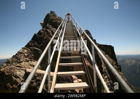 Une femme monte les escaliers jusqu'au belvédère des Sierra Buttes, en Californie. Banque D'Images