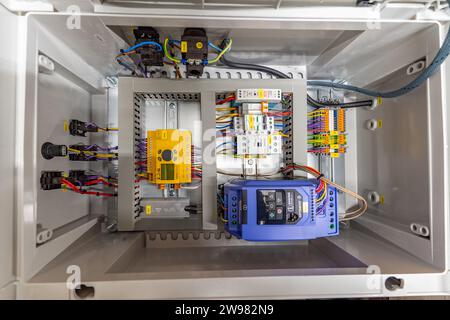 Gros plan d'une variété de câbles, cordons et fils électriques à l'intérieur d'une armoire électronique Banque D'Images